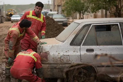 حضور بیش از ۶۰ نیروی آتش نشان در مناطق سیل زده گلستان و لرستان