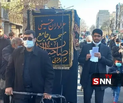 شهید سردار محمود باقری در حال هُل دادن چرخ هیئت