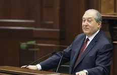 نخست وزیر باید در پارلمان انتخاب شود نه در خیابان‌ها و تظاهرات