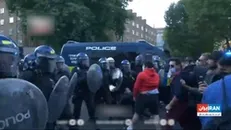 حمله پلیس لندن و کتک زدن آشوبگران ایرانی با باتوم و سپر در پخش زنده شبکه سعودی اینترنشنال و تعجب مجری برنامه