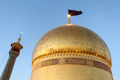 اهتزاز پرچم عزای حسینی در حرم حضرت معصومه (س)