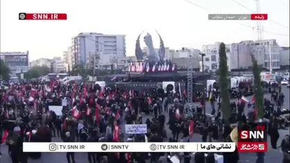 اندک اندک جمع مستان می&zwnj;رسد/ حضور مردم در میدان انقلاب اسلامی تهران پیش از شروع رسمی مراسم تشییع پیکر مطهر رهبر شهید انقلاب