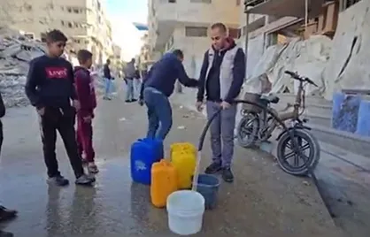 حفر چاه آب و لوله&zwnj;کشی برای آبرسانی به اردوگاه&zwnj;های مردم جنگ&zwnj;زده شمال غزه با کمک&zwnj;های مردم ایران در قالب "پویش ایران همدل" برای مردم مظلوم غزه