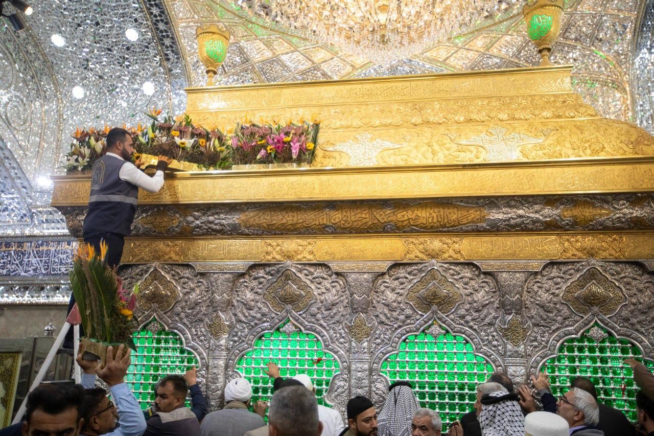 ضریح مطهر حضرت اباعبدالله الحسین (ع) به مناسبت میلاد حضرت فاطمه (س) گل‌آرایی شد.
