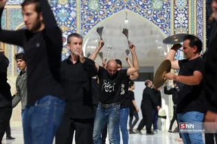 مردم شهر مقدس قم از نقاط مختلف شهر با برپایی دسته‌جات عزاداری به مناسبت روز تاسوعای حسینی به سمت حرم مطهر بانوی کرامت حرکت کرده به عزاداری و سوگواری می‌پردازند. 