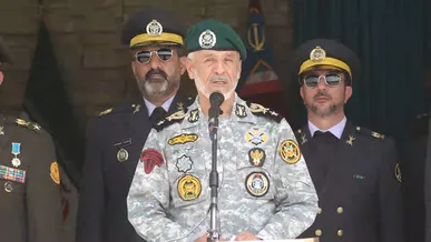 دریادار سیاری: پوزه هر دشمنی را مثل دفاع مقدس به خاک می‌مالیم + فیلم