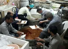 دانشجویان گنابادی ۱۰۰۰ وعده غذای گرم بین خانواده‌های کم‌برخوردار توزیع کردند