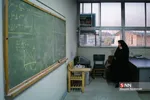  حضور همسر شهید  در دفتر کار علیمحمدی در دانشکده فیزیک دانشگاه تهران