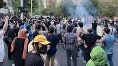 چاله میدانی با تابلوی «اعتراض» / چند لحظه زندگی با «تیر پلاستیکی»