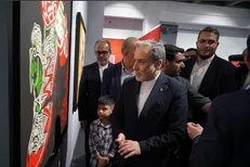 اشاره عراقچی به آثار هنری حادثه میناب: پای هر تابلو می‌توان ساعت‌ها گریست و در عین حال به پیروزی ایران افتخار کرد + فیلم