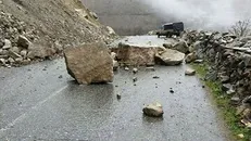 ریزش سنگ در محورهای روستایی طالقان/ تردد به حالت عادی بازگشت
