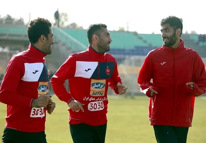 حضور مدافع پرسپولیس در محل تمرین با موتورسیکلت