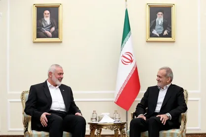 تبیین سه محور اصلی سیاست خارجی ایران در نامه دفتر تحکیم وحدت به رئیس&zwnj;جمهور/ تاکید بر عزت، حکت و مصلحت
