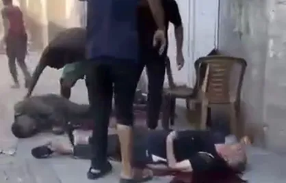 لحظات اولیه پس از حمله هوایی اسرائیل به نزدیکی مسجد عبدالله عزام، واقع در محله الصبره در جنوب شهر