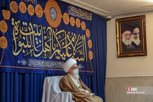 
ملبس شدن جمعی از طلاب به دست آیت الله نوری همدانی
