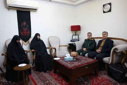 دیدار معاون هماهنگ&zwnj;کننده نیروی زمینی سپاه با خانواده شهید ابراهیم&zwnj;زاده