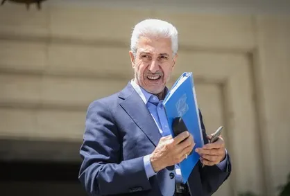 وزیر علوم کارت زرد گرفت