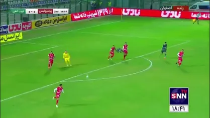 صحنه مشکوک به پنالتی در درون محوطه جریمه پرسپولیس که داور اعتقادی به خطا نداشت