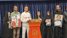 بدرقه پرچمداران کاروان «فرشته‌های میناب» در حرم رضوی