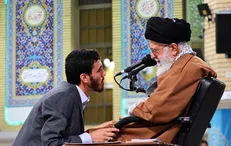 شعرخوانی محمد رسولی در رواق دارالذکر مزار رهبر شهید انقلاب/ «کسی که کُشت امام مرا، چرا نکُشیم؟!»