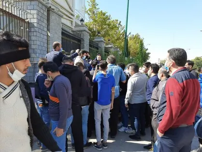 تجمع دوباره هواداران معترض استقلال مقابل مجلس