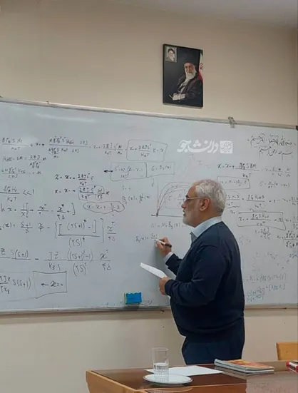 عکس تدریس شهید طهرانچی در کلاس فیزیک دانشگاه بهشتی