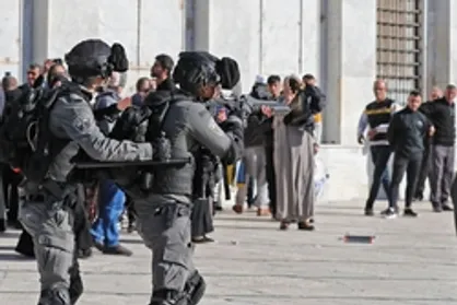 زخمی شدن ده&zwnj;ها فلسطینی در یورش صهیونیست&zwnj;ها به مسجد الاقصی