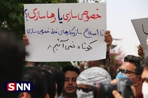 دست نوشته‌های دانشجویان و کارگران در تجمع مقابل شرکت هفت تپه
