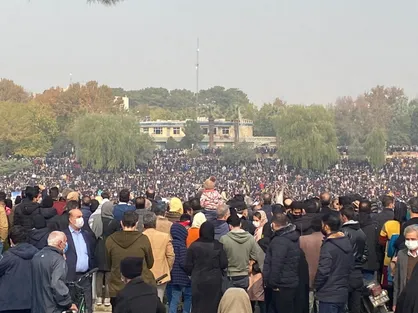 تجمع عظیم کشاورزان اصفهانی در اعتراض به بی آبی / مخبر: به هر شکل ممکن مشکل ۴ استان را حل می&zwnj;کنیم