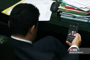 نماینده مجلس در حال دیدن فیلم ممانعت پلیس آمریکا از ورود ظریف به بیمارستان