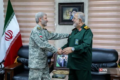 دیدار و جلسه صمیمی فرماندهان کل ارتش و سپاه