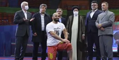 بازوبند پهلوانی سال ۱۴۰۰ توسط ریس جمهور به جابر صادق&zwnj;زاده اهدا شد