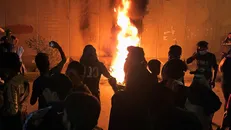 حضورِ طرفدارانِ «شیرازی» در حمله به کنسولگری ایران/ گروه صادق شیرازی محکوم کرد