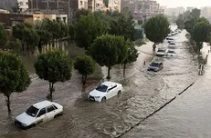 آبگرفتگی شدید معابر در اهواز و ماهشهر / نیرو‌های جهادی دانشجویی مشغول کارند
