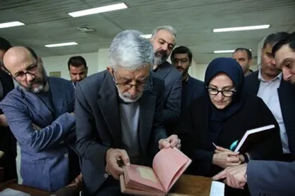 بازدید غلامعلی حداد عادل از گنجینه سازمان اسناد و کتابخانه ملی ایران
