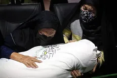 مادر شهید حسین تجزیه‌چی به فرزند شهیدش پیوست