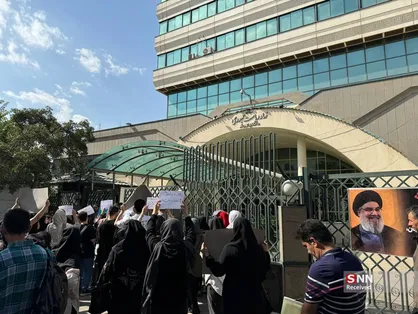دانشجویان معترض مقابل نهاد ریاست جمهوری تجمع کردند/ نه به شهریه&zwnj;های نجومی! + عکس و فیلم
