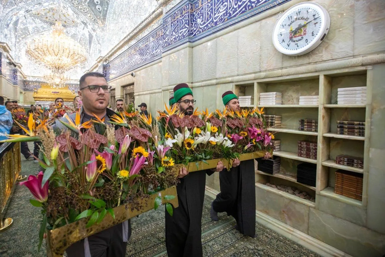 ضریح مطهر حضرت اباعبدالله الحسین (ع) به مناسبت میلاد حضرت فاطمه (س) گل‌آرایی شد.
