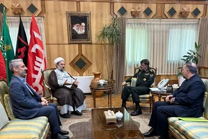 امام جمعه زاهدان خواستار تجهیز بیشتر نیروهای انتظامی شد