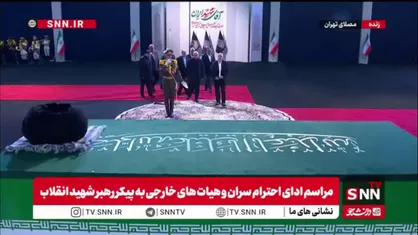 ادای احترام محمد درویش از جبهه مقاومت و هیات همراه به پیکر رهبر شهید