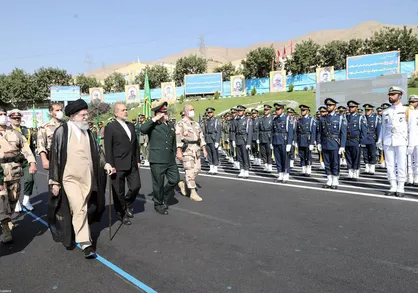 لحظاتی از سان&zwnj;دیدن فرمانده کل&zwnj;قوا از یگان&zwnj;های حاضر در میدان