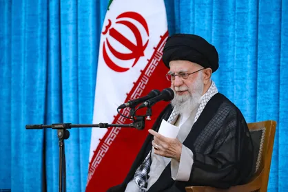 رهبرانقلاب: استقلال ملی به معنای قطع رابطه با محیط پیرامون و دنیا نیست، بعضی&zwnj;ها مغالطه نکنند/ استقلال به معنی این است که ملت ایران روی پای خودش بایستد + فیلم