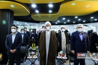 ادای احترام به خواندن سرود ملی در مراسم رونمایی از سبد محصولات زندگی تبیان