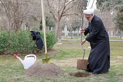 رئیس قوه قضاییه یک اصله نهال غرس کرد/ لزوم توجه به پیوست&zwnj;های محیط زیستی در کلیه پروژه&zwnj;ها
