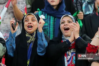 اولین حضور زنان در استادیوم ازادی