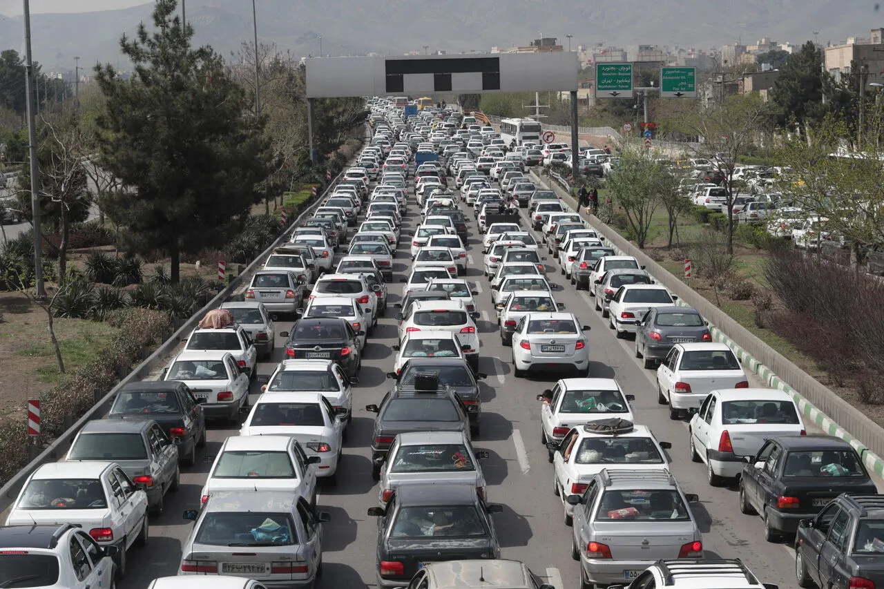 ترافیک سنگین در محور‌های منتهی به تهران و کرج/ تردد در جاده‌های شمالی و محور‌های مرزی روان است