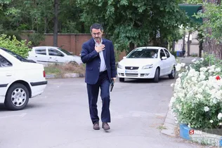 س