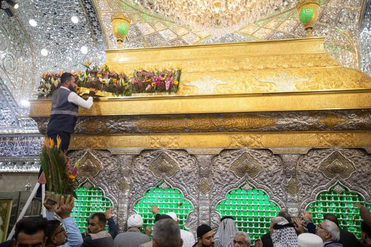 ضریح مطهر حضرت اباعبدالله الحسین (ع) به مناسبت میلاد حضرت فاطمه (س) گل‌آرایی شد.
