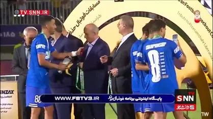 رضاوند برای پاسخ به یک کُری&zwnj;خوانی با شیرموز و مخلوط&zwnj;کن روی سکو رفت!