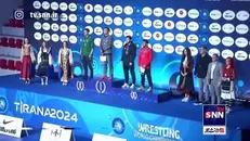 مدال طلا بر گردن محمد‌علی گرایی و طنین انداز شدن سرود ملی کشورمان در سالن مسابقات جهانی کشتی فرنگی